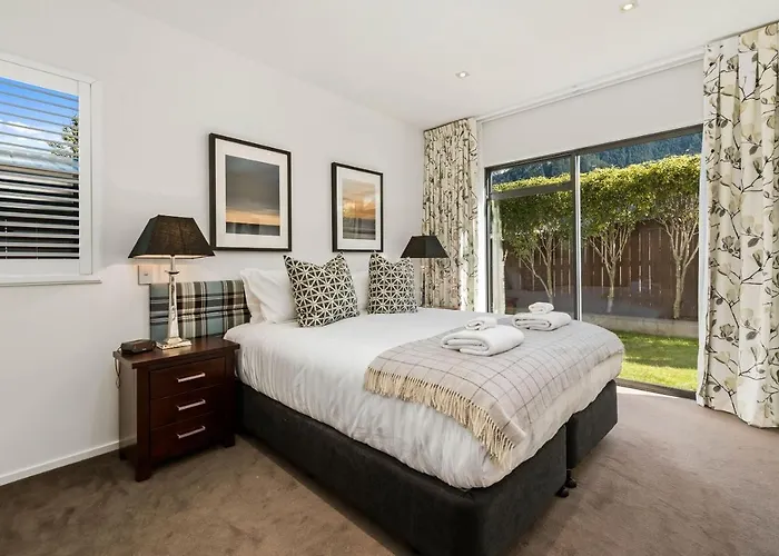 Central Queenstown 3-Bed Villa By Staysouth